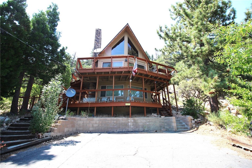 Views for Days – And a Dock Rights, Too!
Love a good view? You’re going to fall hard for this place! With jaw-dropping 180° views of Big Bear Lake and the National Forest, this updated A-Frame cabin is right across the street from the lake — and yes, it comes with dock rights!
Kick back on the huge wrap-around deck and soak up the sun or watch the boats go by. Inside, you’ll find a remodeled kitchen and dining area, a cozy stone fireplace in the living room, and two comfy bedrooms, including an upstairs master suite with a gorgeous private bathroom and loft space.
Need extra space? Downstairs has a game room, hangout spot, or third sleeping area — complete with a second fireplace and half-bath. There’s even a workshop and extra storage out back.
.