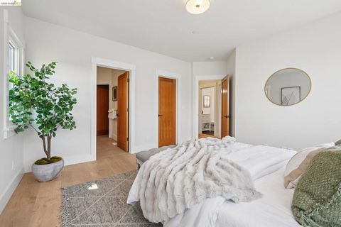 Tiny photo for 4432 Howe St ST, Oakland, CA 94611 (MLS # 41142270)