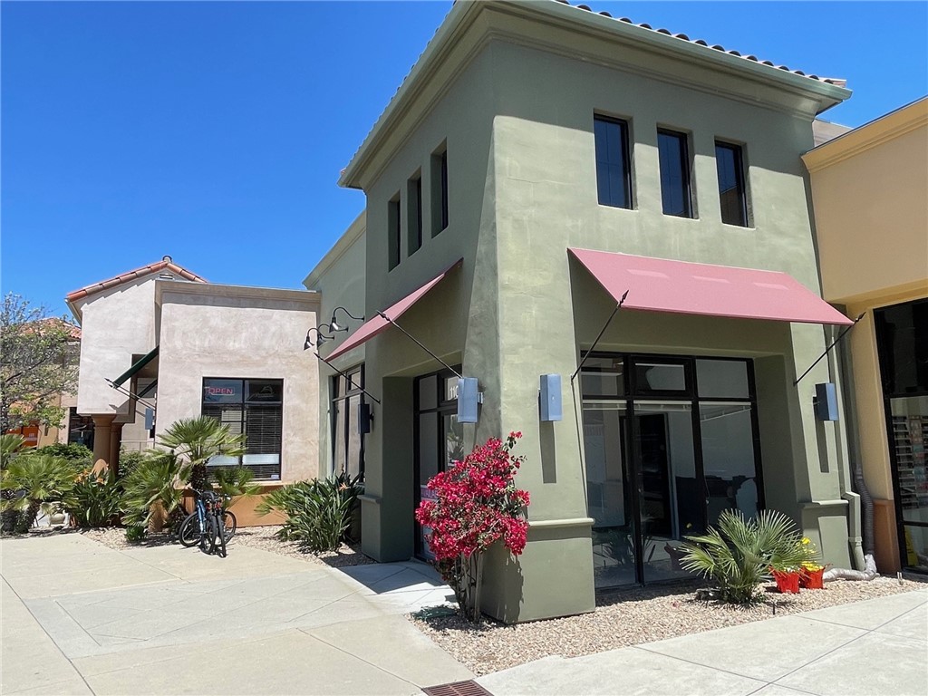 A well-located retail space in a vibrant commercial center at the corner of Broad and Orcutt. This unit was previously occupied by a fitness use but can accommodate all sorts of retail tenants. There is a restroom, a large open area, and a reception area. Great exposure on Broad Street, excellent parking, and a wonderful tenant mix.