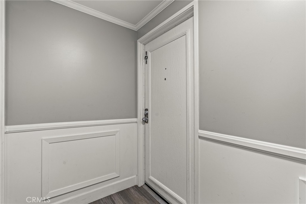 BRIGHT CORNER UNIT | IN-UNIT WASHER & DRYER | CENTRAL AC | BONUS DEN
Spacious 2 bed, 2 bath + den in prime West Hollywood, just north of Sunset on a quiet cul-de-sac. This private corner unit shares only one wall and features a smart layout ideal for roommates, couples, or families. Enjoy a sunny living room with fireplace (decorative), large balcony, and bonus den—perfect for a home office or creative space. Includes new LG washer/dryer, Nest thermostat, recessed lighting, and side-by-side parking.
Horn Plaza amenities: heated pool, spa, sauna, sundeck, rec room, two dog runs, full-time onsite staff, and secured access. Walk to Sunset Strip, shops, and dining.