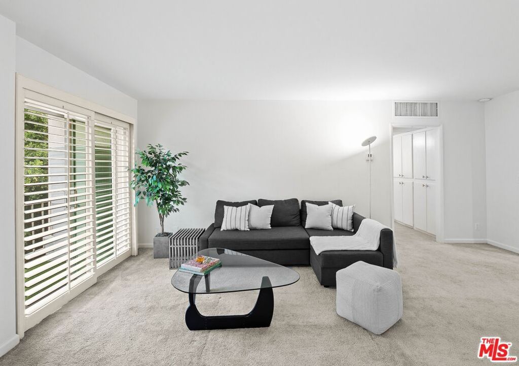 Photo of 927 N Kings Road #212, West Hollywood, CA 90069 (MLS # 25598825)