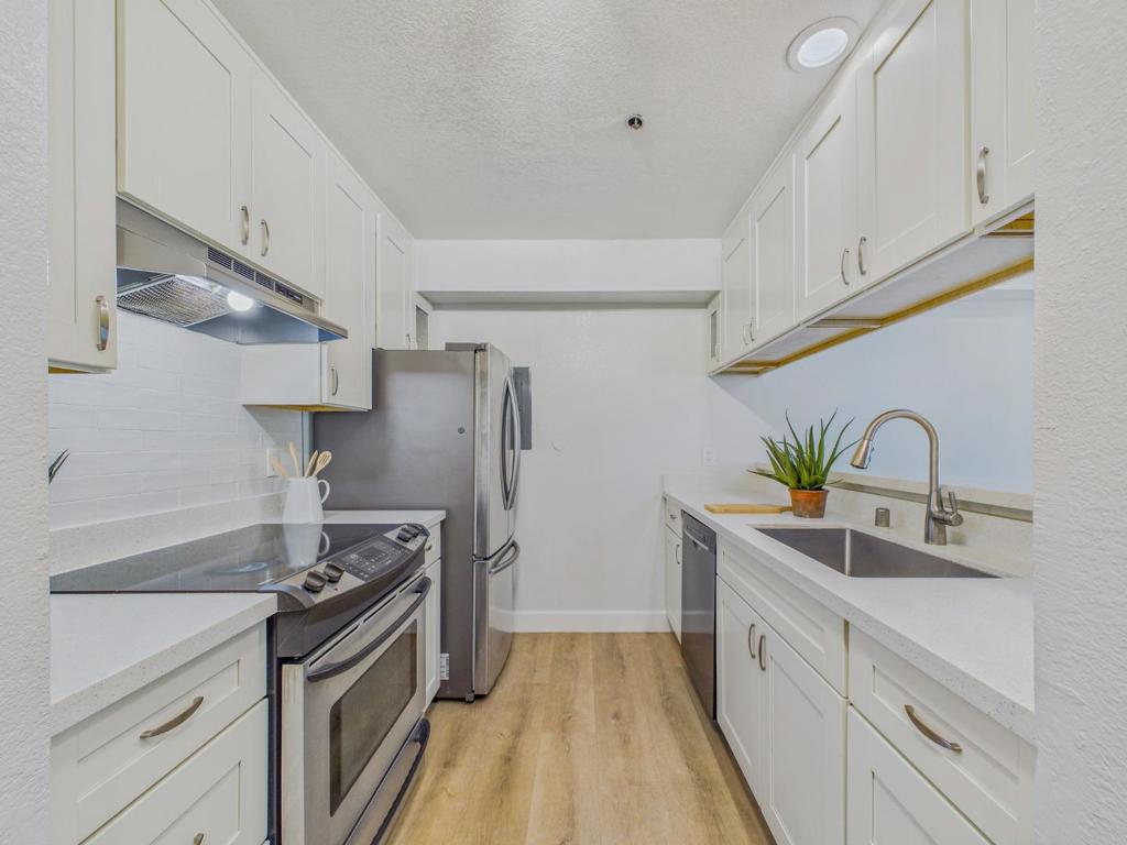 1271 Poplar Avenue 209