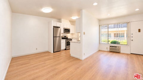 Photo of 633 N Hayworth Avenue #3, Los Angeles, CA 90048 (MLS # 26992879)