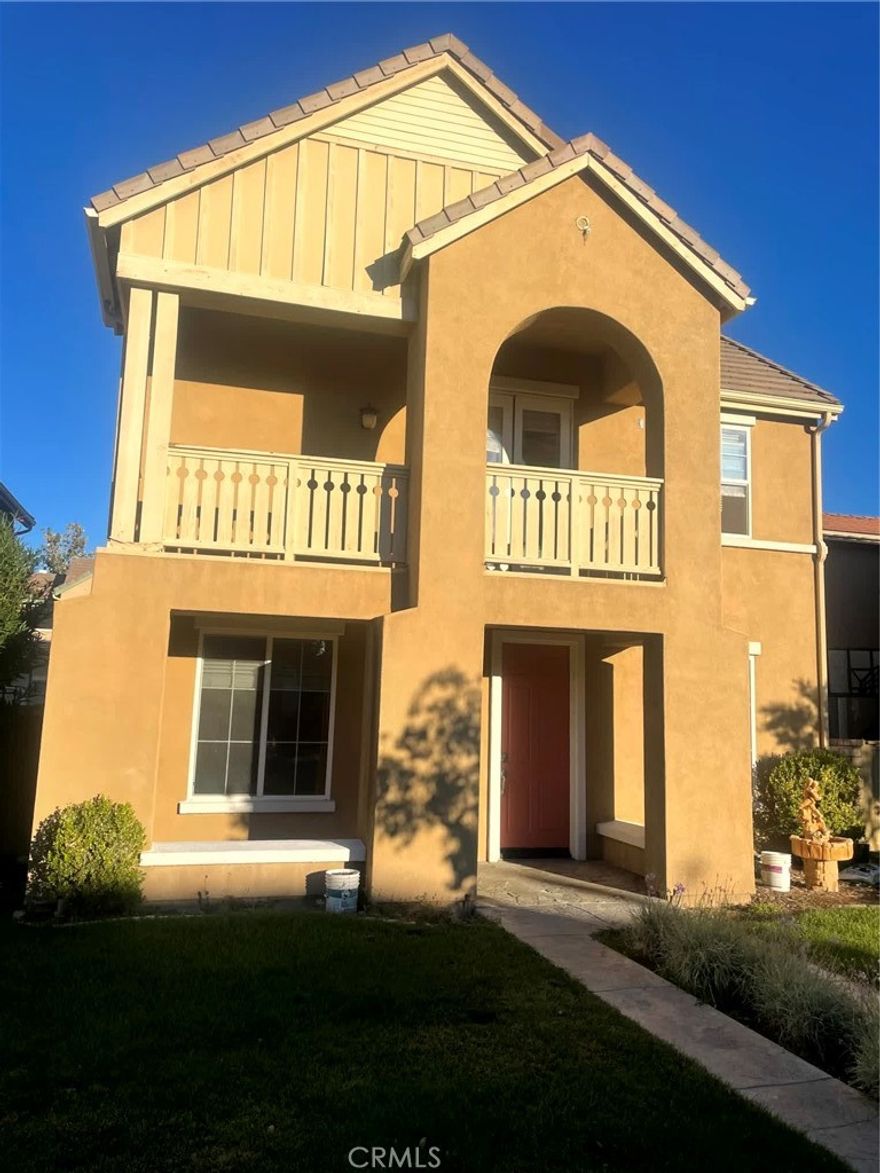 Wonderfully located Three bedrooms with Three baths, close to cul-de-sac location. Close to Schools, shopping and access to business park, and freeway access. Two car attached with direct access to home. Court yard has raised decks with small planting area. Large granite kitchen slab with breakfast bar /countertops and travertine backsplash.Tiled flooring downstairs throughout. 
Downstairs offer living room, formal dining room and family room with fireplace and built-in shelving for display.Upstair Master bedroom and Bath updated with dual vanities, private toiletry,and separate shower and soaking tub.Upgraded Ceiling fans in all bedrooms. Laundry room with washer/dryer hook-ups. Quiet Garage door opener exclusively comes with this lease.