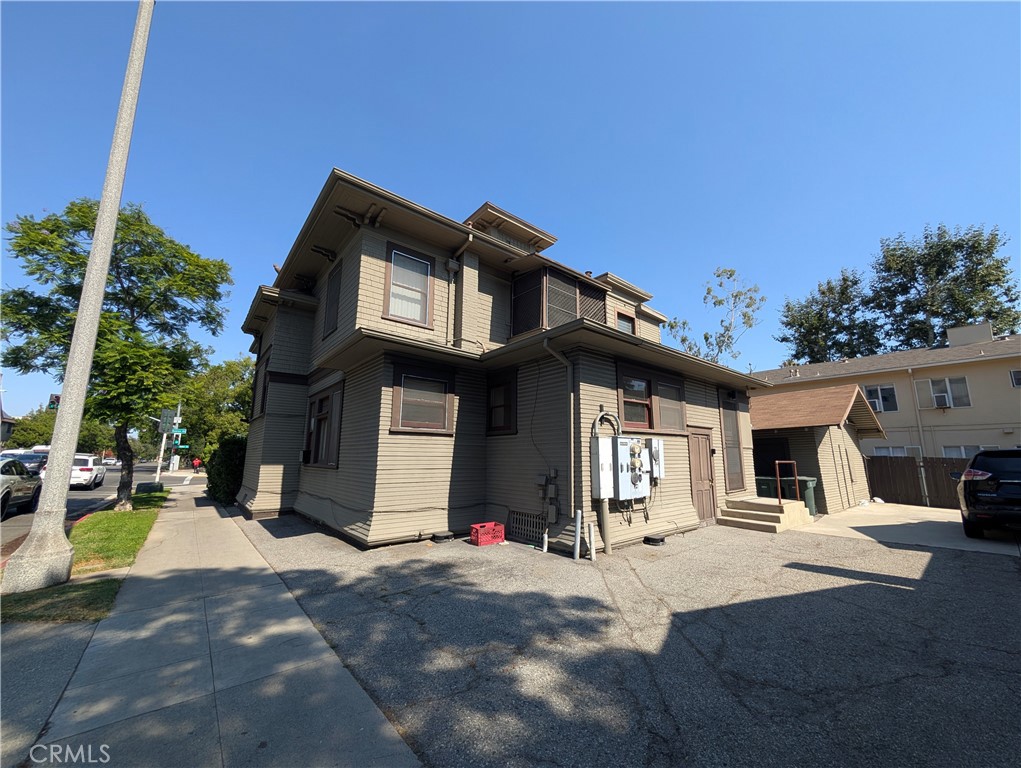 Properties 4 325 S Los Robles Avenue