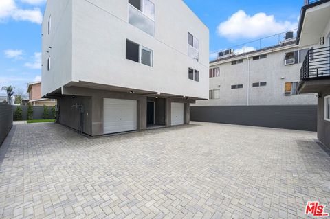 Photo of 7306 Independence Avenue, Canoga Park, CA 91303 (MLS # 26671593)