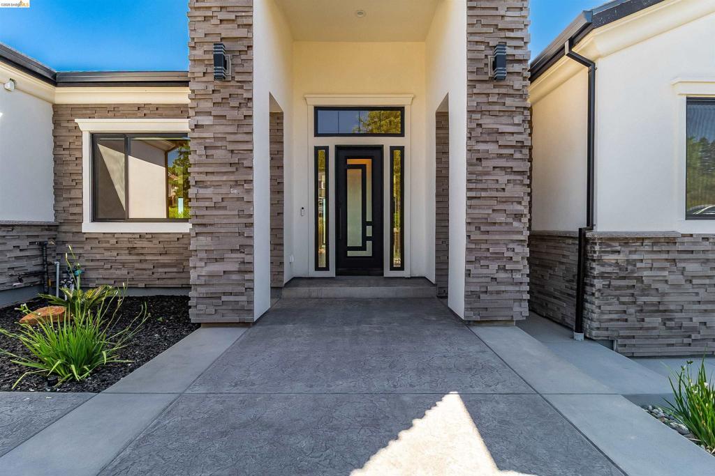 3271 Woodleigh Ln