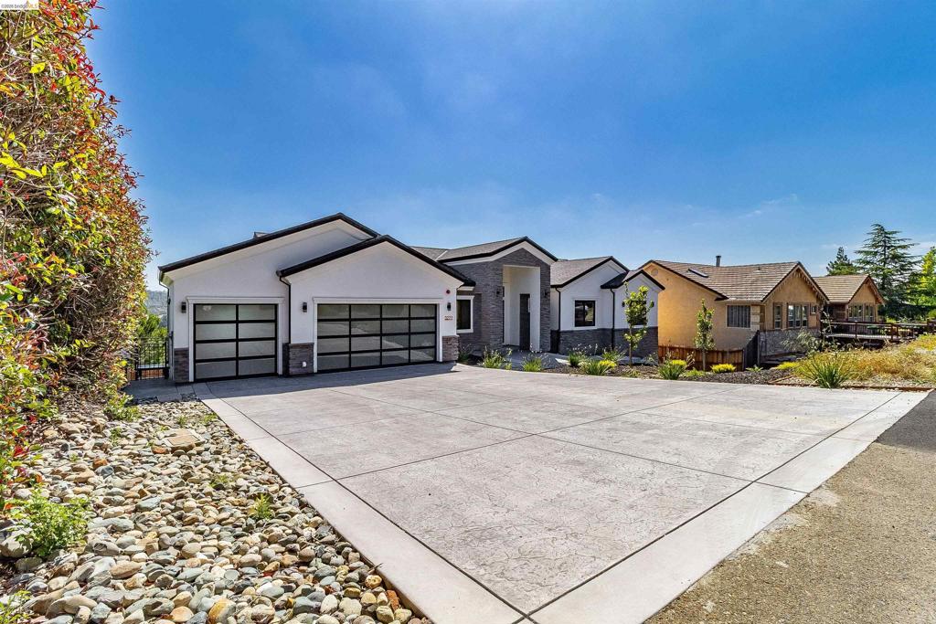 3271 Woodleigh Ln