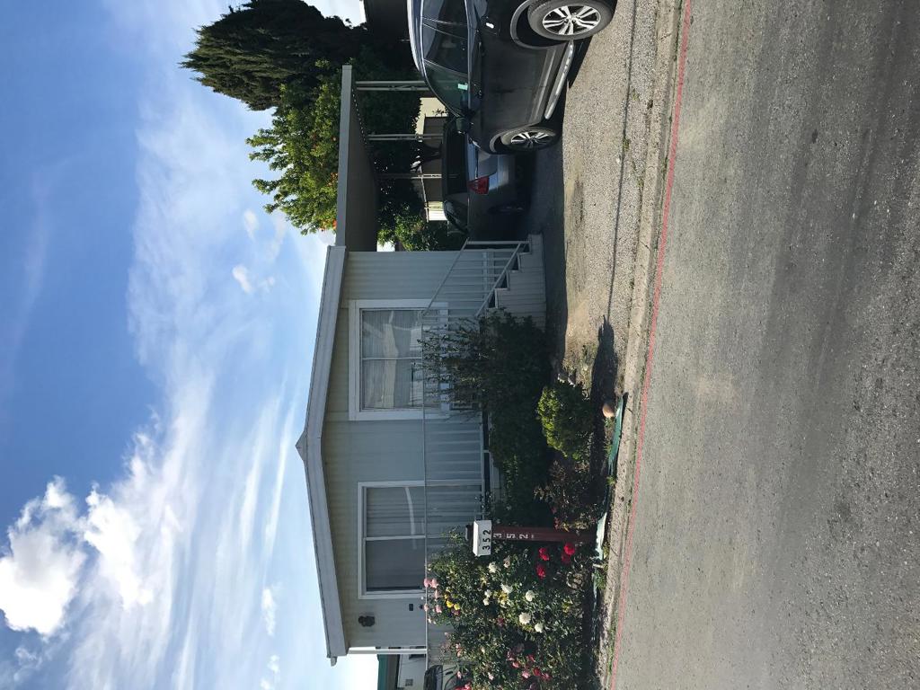 NICE & CLEAN 3 BEDROOMS/1BATH HOME CONVENIENT LOCATION. WALKING DISTANT TO MARKET, SHOPS, SCHOOLS.