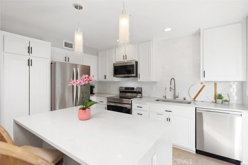 Irvine, California 92603, United States, 2 Bedrooms Bedrooms, ,3 BathroomsBathrooms,Residential,Active,92242