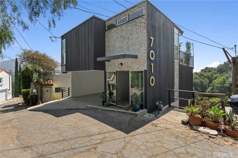 Photo of 7010 Loyal Trail, Los Angeles, CA 90068 (MLS # GD25254712)