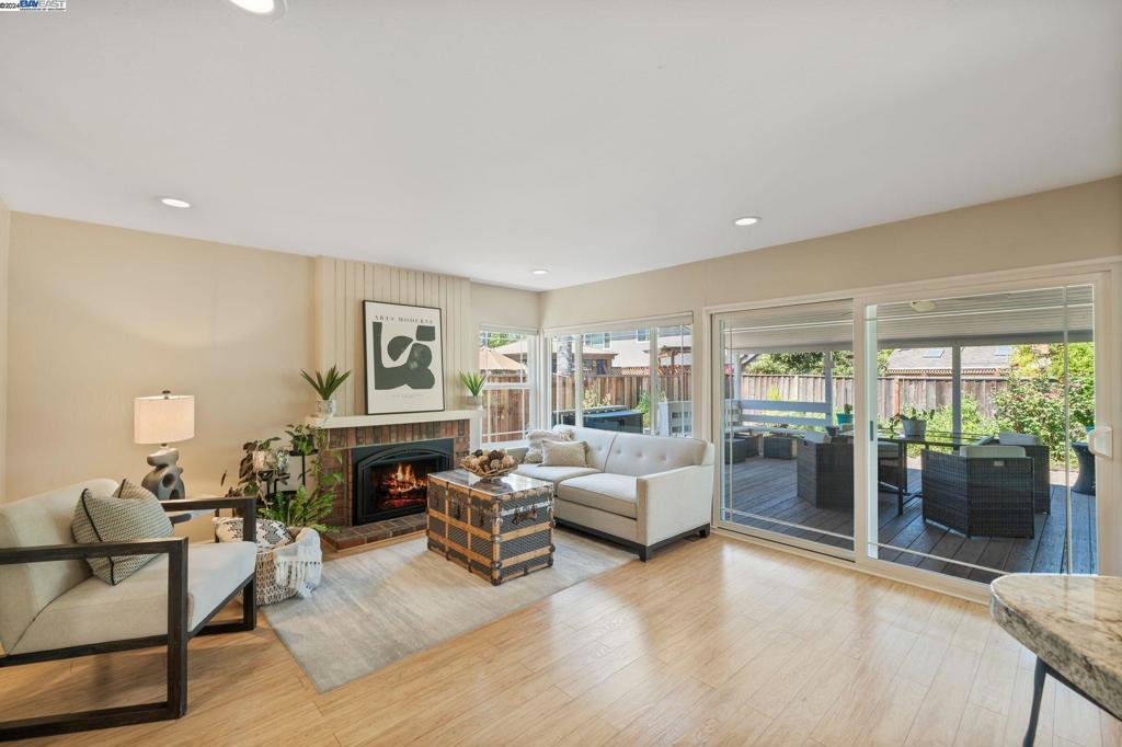 PLEASANTON MDWS - Residential