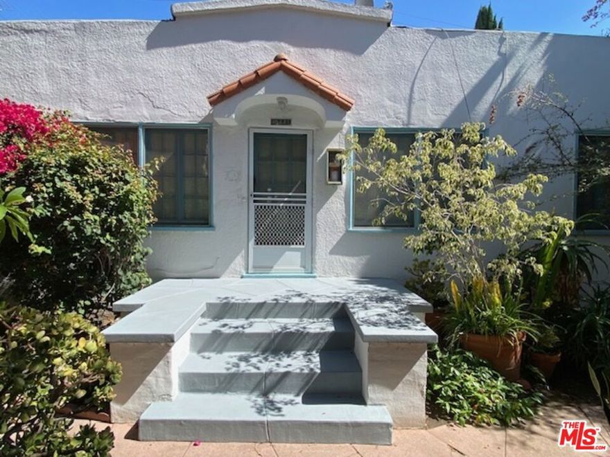 Tucked away in a quiet community in prime West Hollywood, sits the Sweetzer Bungalows. This charming 2-bedroom Bungalow has maintained its beauty with its original hardwood flooring and French windows. Enjoy entertaining friends and family in the expansive private outdoor patio area. Live just moments away from all of West Hollywood most sought-after restaurants, bars and shops.