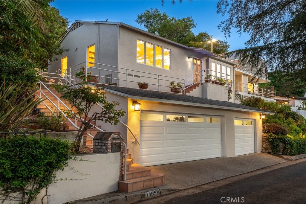 Photo of 14650 Lacota Place, Sherman Oaks, CA 91403 (MLS # SR26008453)