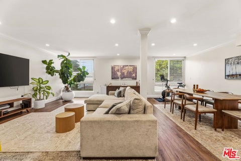 Photo of 1000 S Westgate Avenue #202, Los Angeles, CA 90049 (MLS # 26102085)
