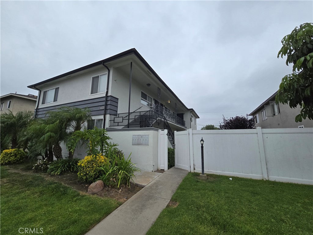 One bedroom and one bathroom. Newly painted with on-site laundry. Convenient access to the 5 and 91 freeways, downtown Fullerton, an elementary school, and more. The apartment is on the second floor and includes new painting, new bathroom, new flooring, and on-site laundry, easy access to the 5 and 91 freeways, downtown Fullerton, an elementary school, and much more.
