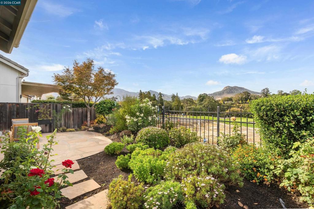 1049 Feather Cir