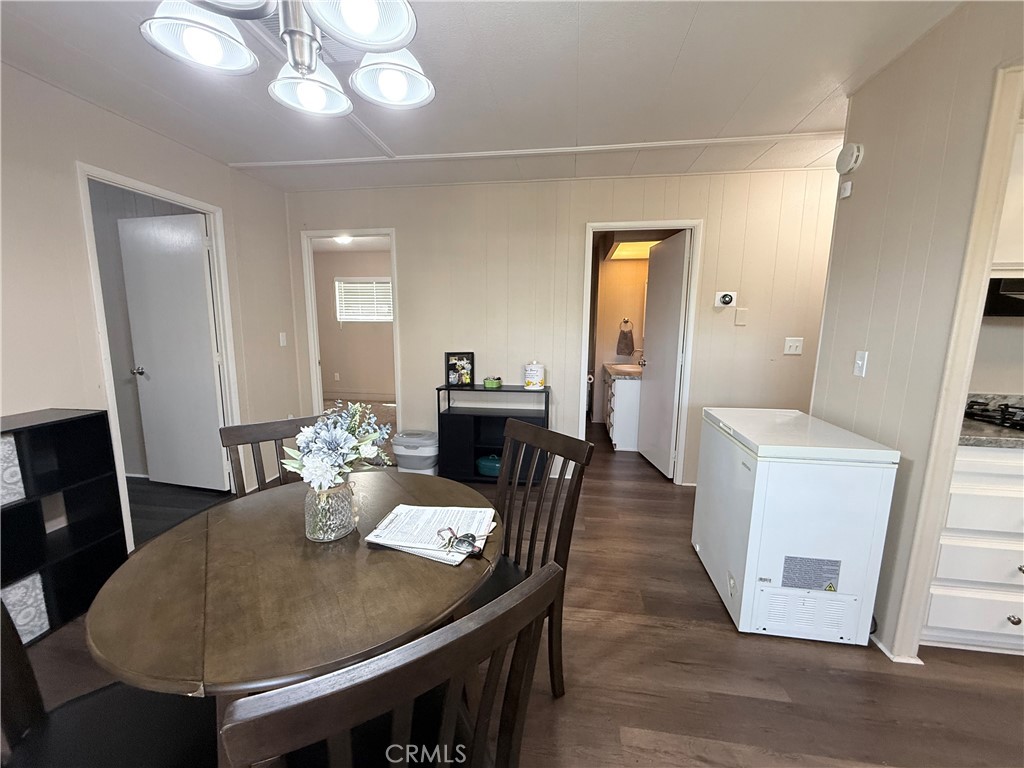 2205 W Acacia 200