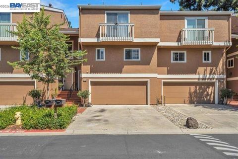 Photo of 37946 Bright Cmn CMN, Fremont, CA 94536 (MLS # 41133789)