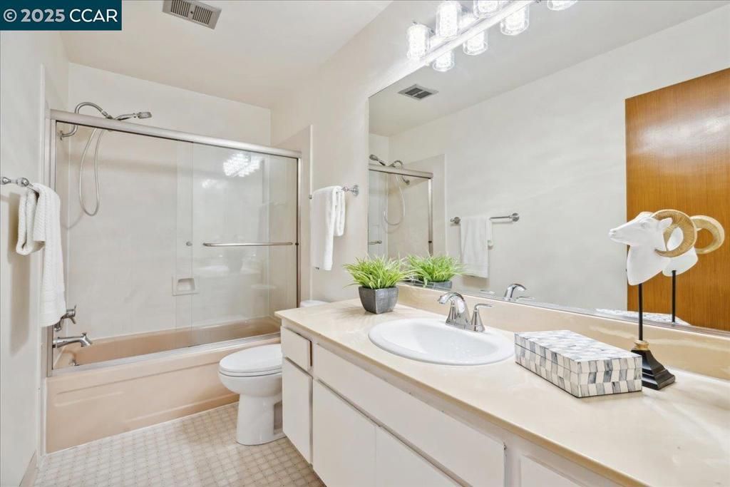 listing image 130728521873612364635