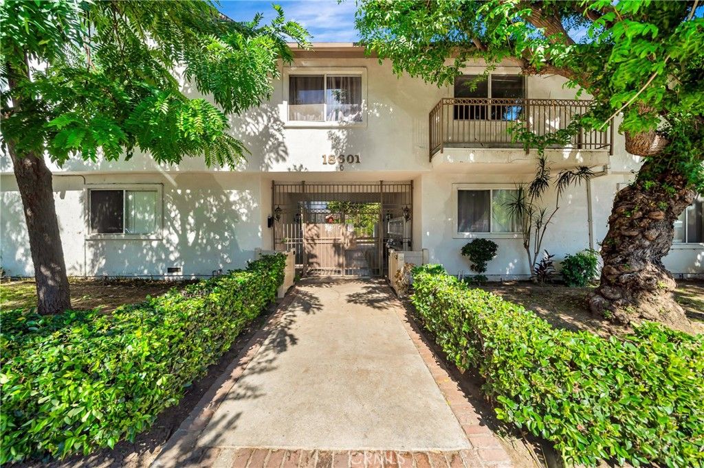 Photo of 18601 Collins Street #D17, Tarzana, CA 91356 (MLS # SR25243162)