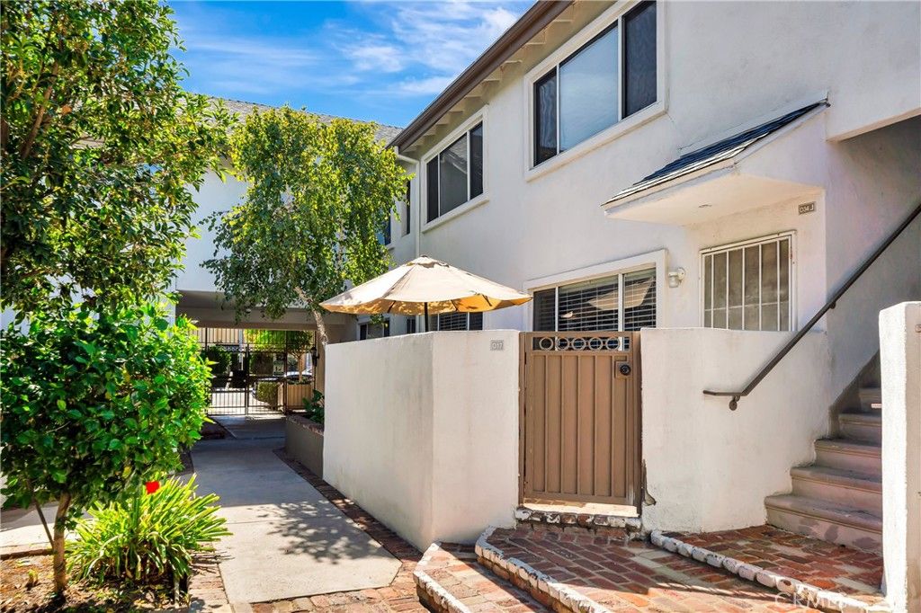 Photo of 18601 Collins Street #D17, Tarzana, CA 91356 (MLS # SR25243162)