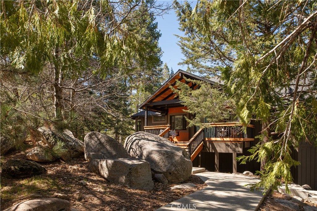 Photo of 853 Golf Course Rd, Lake Arrowhead, CA 92352 (MLS # IG26063502)