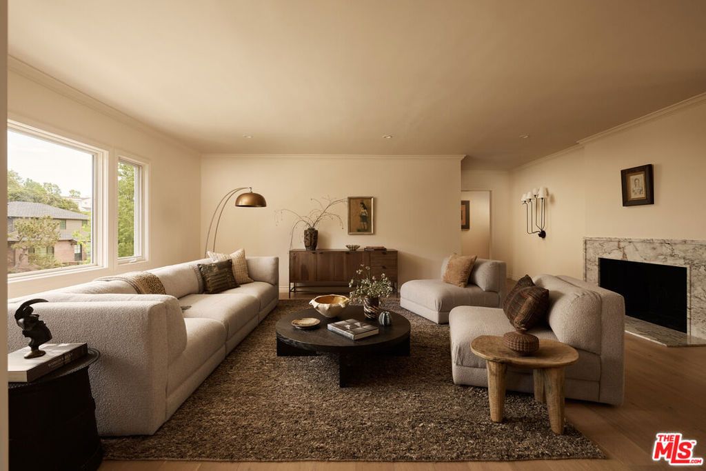 Photo of 241 S Bentley Avenue, Los Angeles, CA 90049 (MLS # 26734885)