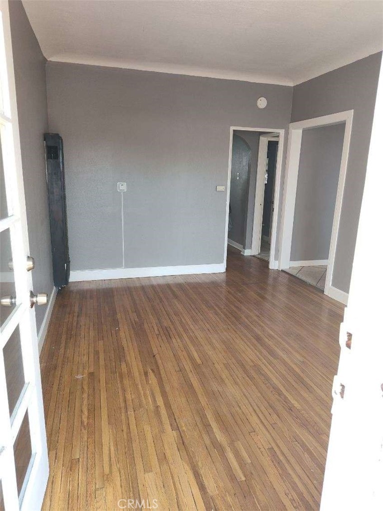 Available immediately. Nice 1 bedroom, 1 bathroom end unit available for lease. Featuring gleaming hardwood floors in the living area and bedroom, modern kitchen with tile flooring and ample cabinet space. Monthly rent is: $1,700.00 and Security deposit is: $1,700.00.