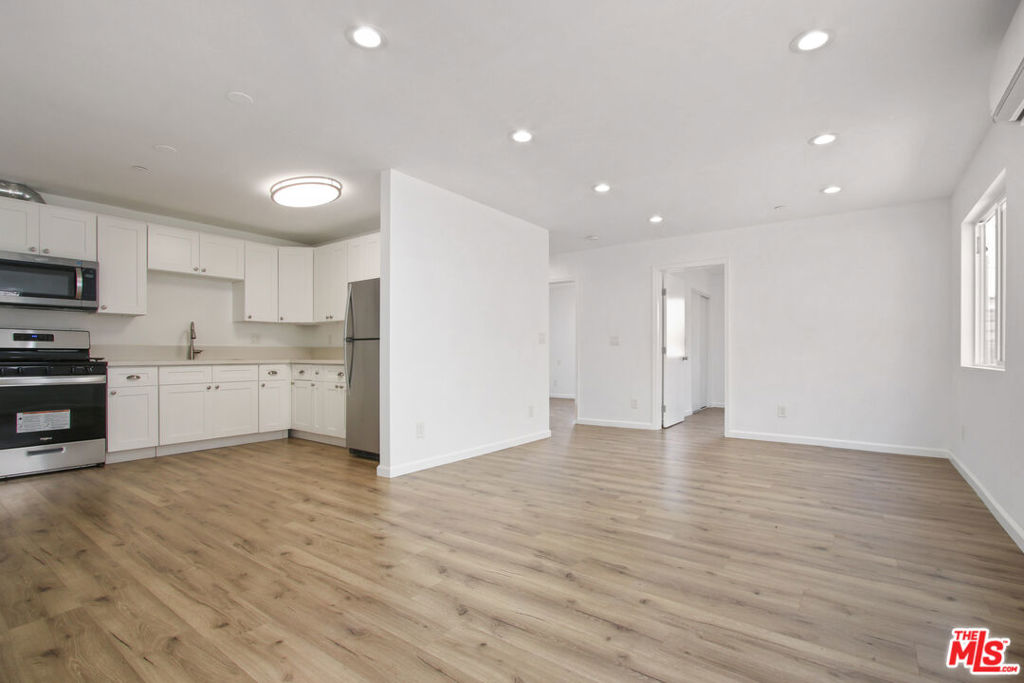 Brand new 5-bedroom, 3-bathroom units are now available. ***Move in Special - No Deposit*** Enjoy spacious rooms, in-unit washer and dryer, an expansive living area, an open floor plan, and a brand new kitchen equipped with air conditioning and heating. Each unit has two parking spots (additional parking may be purchased) in a secured access lot. All apartments feature new refrigerators, stoves, microwaves, and washers and dryers. Ideal for large families, multiple households, or roommates! Conveniently situated near the 110 and 105 freeways, and just moments from Bret Harte Preparatory Intermediate School. There are four units left; make your move now. (Hablamos Espanol).