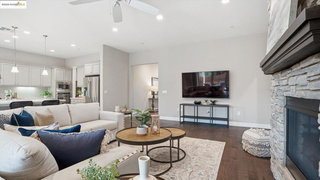 THE LAKES - Residential