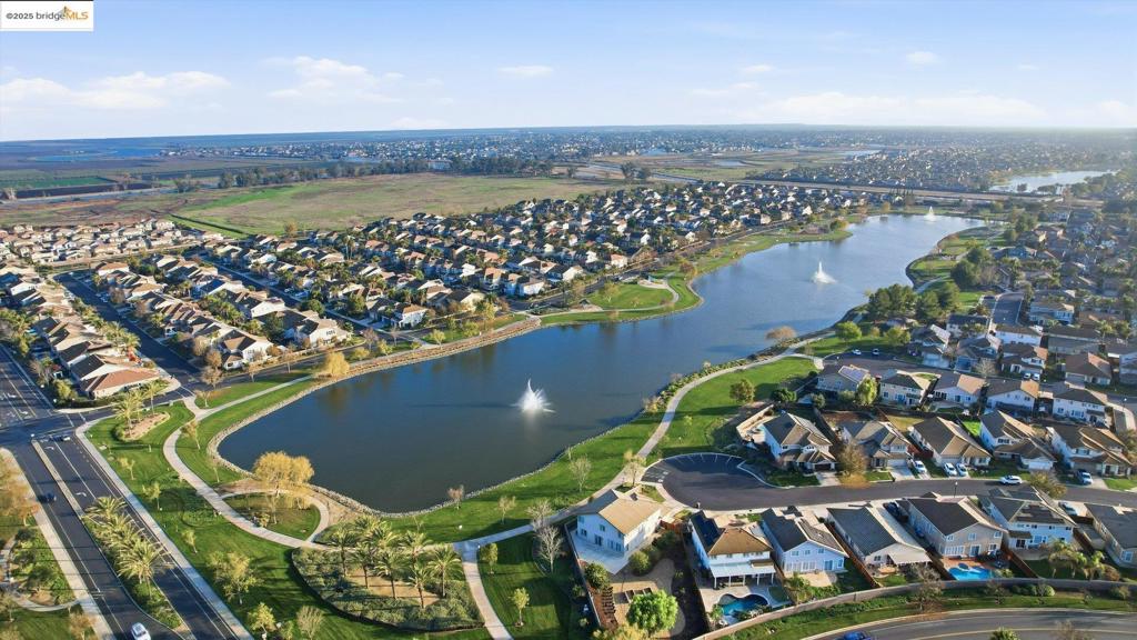 THE LAKES - Residential