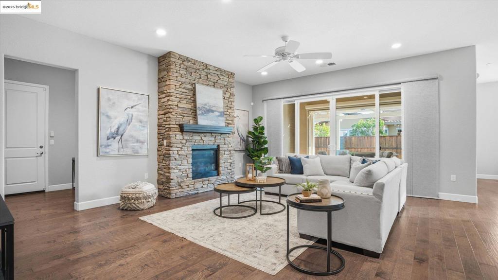 THE LAKES - Residential