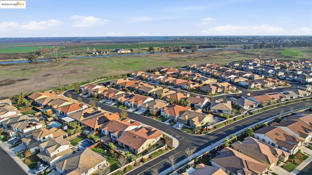 THE LAKES - Residential