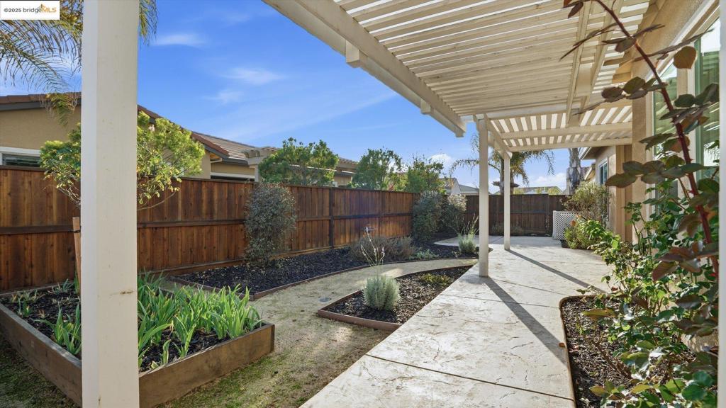 THE LAKES - Residential