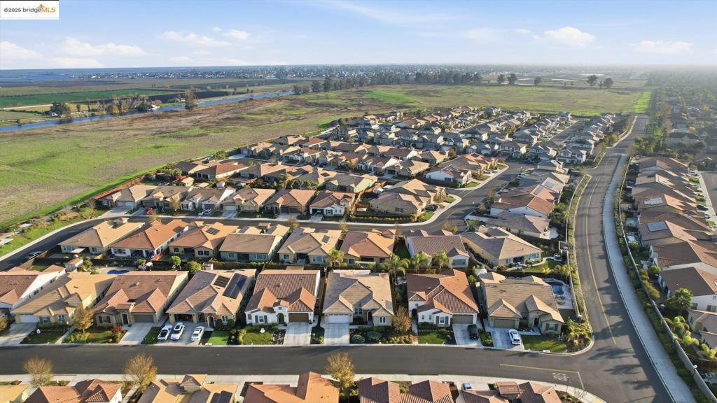 THE LAKES - Residential