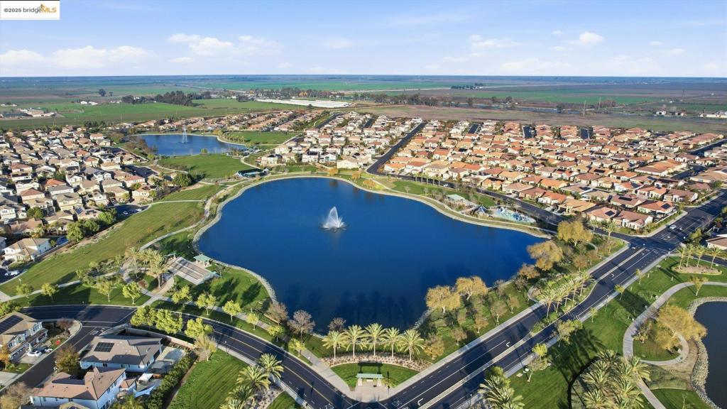 THE LAKES - Residential