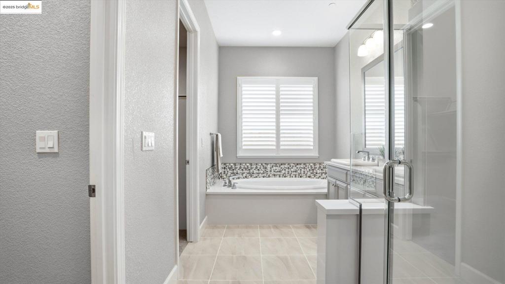 THE LAKES - Residential