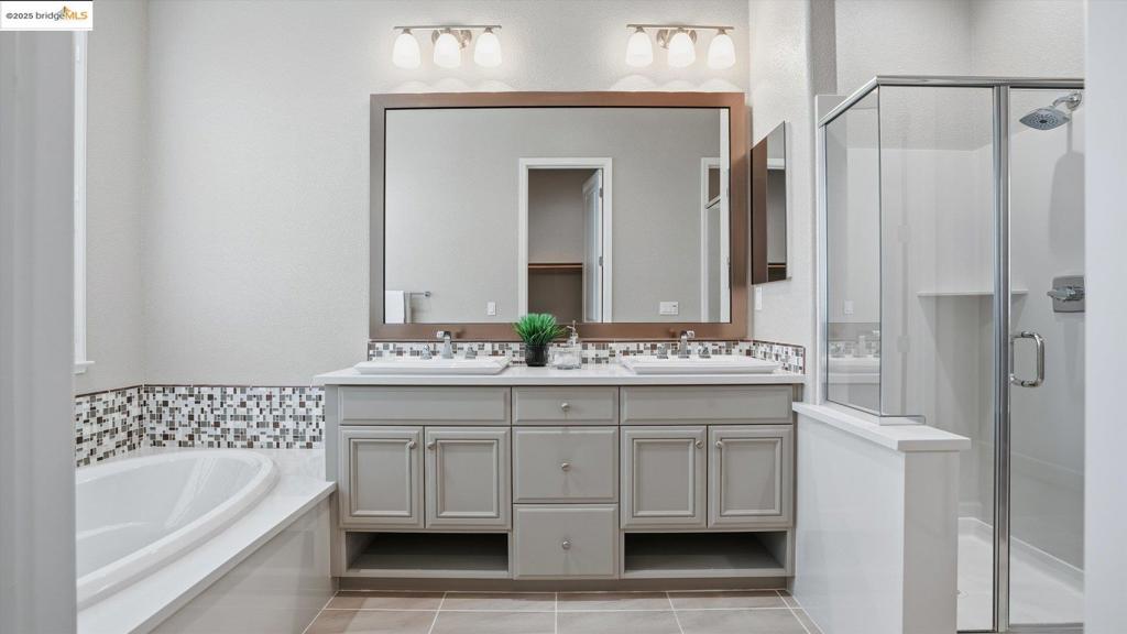 THE LAKES - Residential