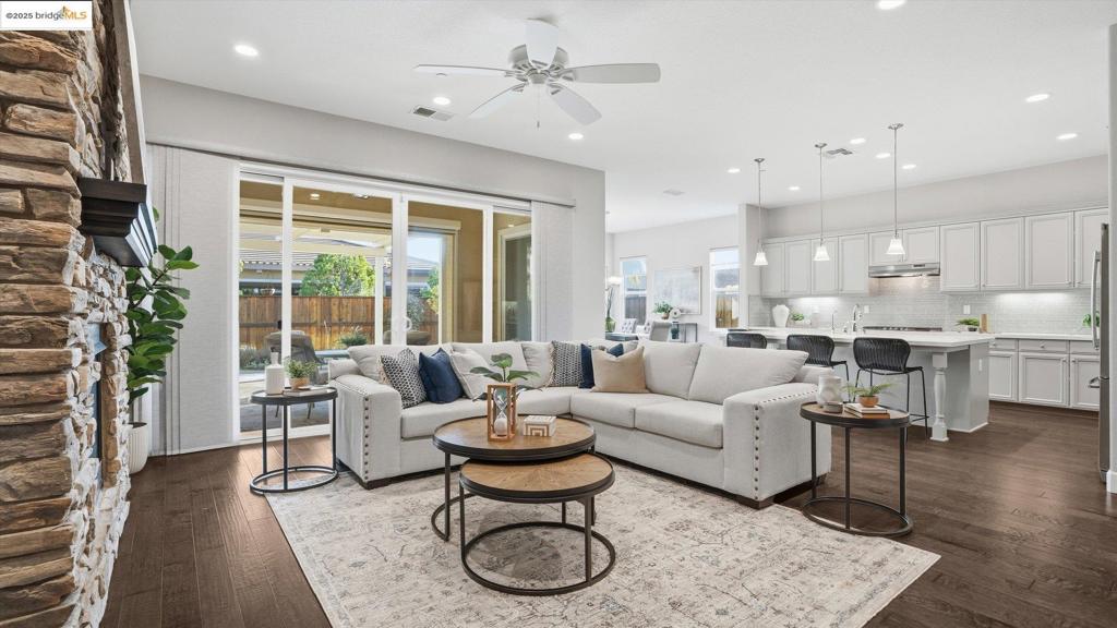 THE LAKES - Residential