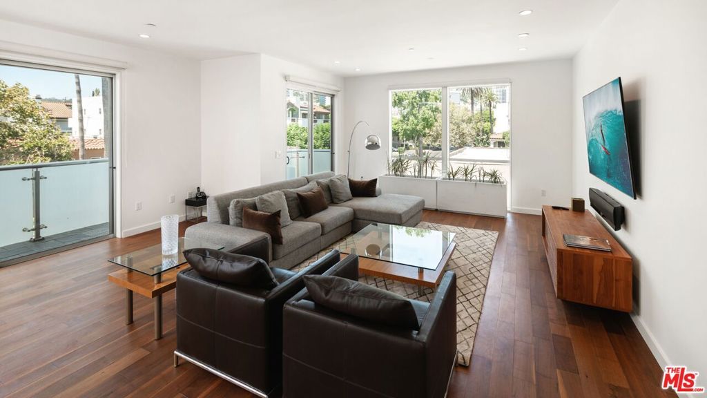 Photo of 928 N Croft Avenue #301, Los Angeles, CA 90069 (MLS # 25583207)