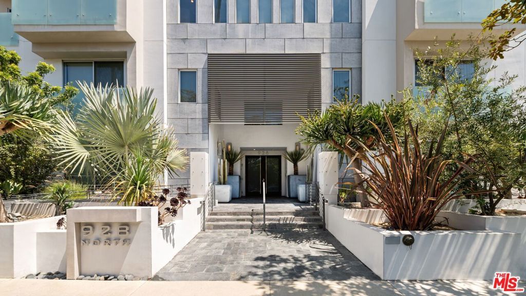 Photo of 928 N Croft Avenue #301, Los Angeles, CA 90069 (MLS # 25583207)