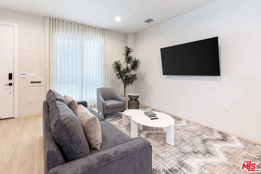 127 W Plymouth Street, Inglewood CA 90302