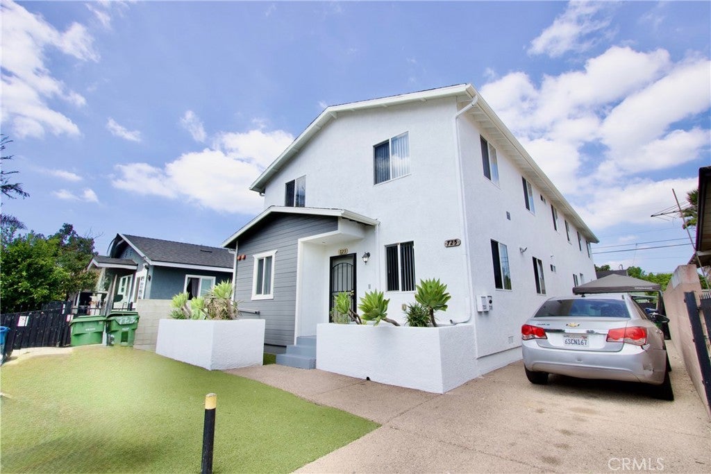 723 E 76th Pl
