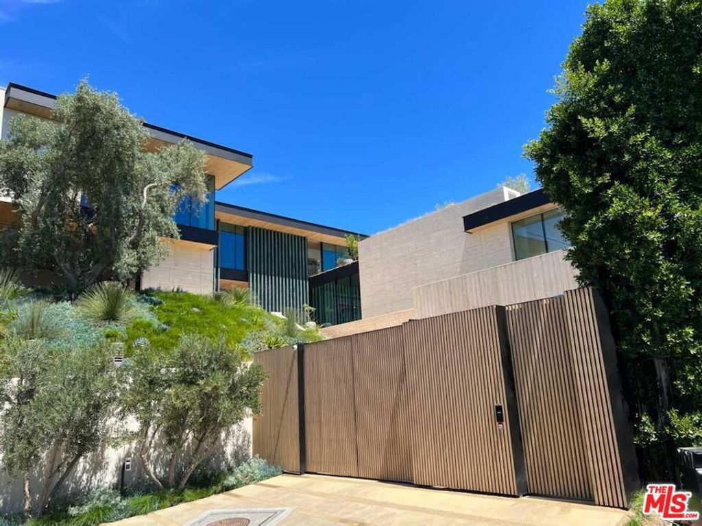 listing image 130729655940978974381