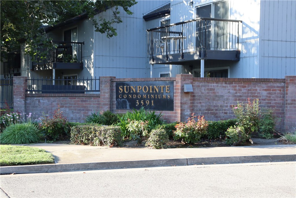 Great Opportunity in the Gated Community of Sunpointe! Don’t miss this charming 1-bedroom,
1-bathroom condo located on the lower level with a spacious and functional layout. This home
is perfect for investors, small families, or students looking for comfort and convenience.
Community amenities include multiple swimming pools, tennis courts, and indoor laundry
facilities. Ideally situated near Delta College and University of the Pacific (UOP), with easy
access to shopping, dining, and public transportation. This well-maintained community offers
both security and a relaxed lifestyle.