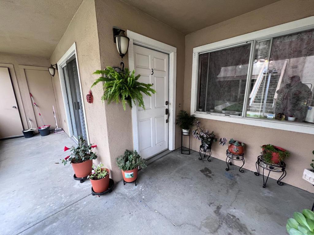 30 W San Joaquin Street 3