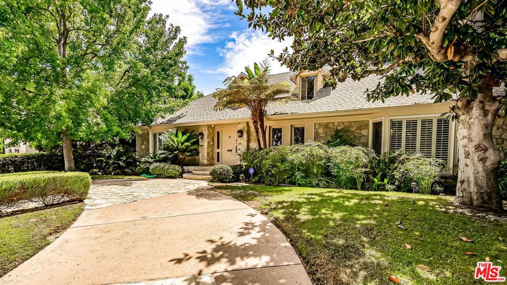 Photo of 713 FOOTHILL Road, Beverly Hills, CA 90210 (MLS # 26996635)