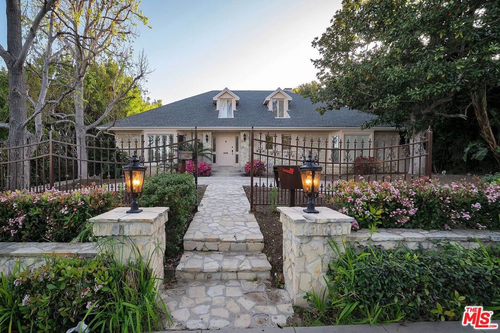 Photo of 713 FOOTHILL Road, Beverly Hills, CA 90210 (MLS # 26996635)