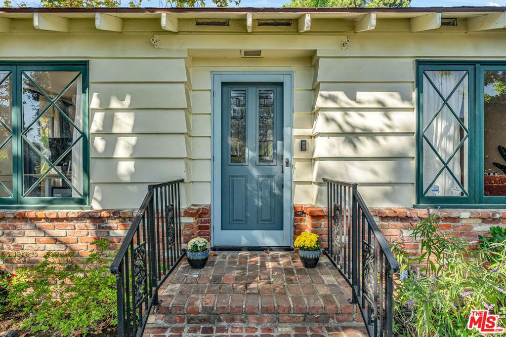 725 Edgeview Drive